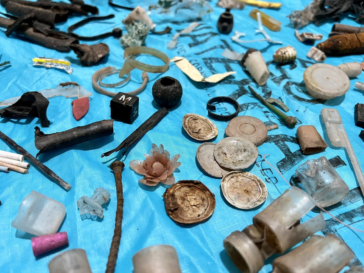 30 min #beachclean at Elberry in #Paignton Fishing rope + wire, shotgun caps + cartridges, bottle caps, nurdles + bio beads, glass, polystyrene, wrappers, plastic bags, cable ties, cotton bud and lolly sticks, fake flowers, a NOs canister and loads of other plastics! #Litterpick