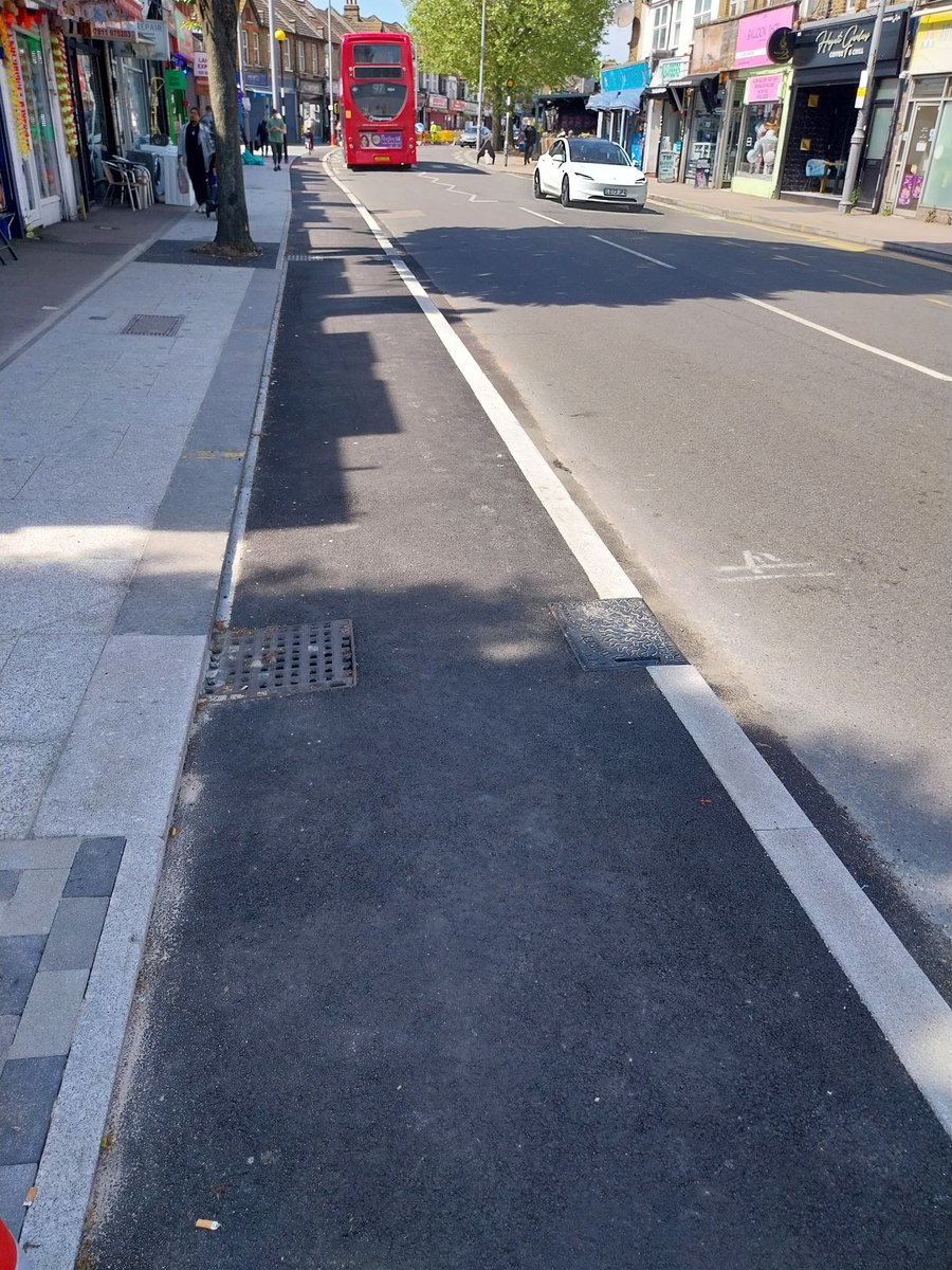 Gr8 to see the progress on the installation of seperate #cycletrack & other positive #ActiveTravel interventions along #HoeSt in @wfcouncil from #BakersArms towards Walthamstow Town Centre. #BuildItAndTheyWillCome! #WFMiniHolland #Enjoy @willnorman @APPGCW @HSscorecard 🚴‍♂️🚶‍♀️🛴