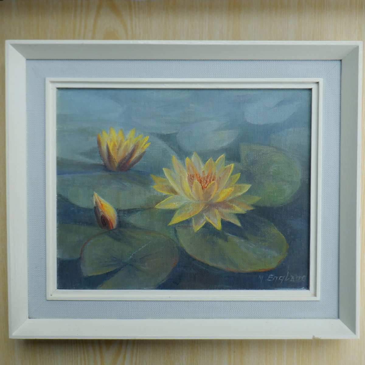 A still life painting of Water Lily Sunrise by Muriel England FRSA. The frame measures 28 cm x 33 cm.👩‍🎨🎨 🛒 ebay.co.uk/itm/2355170399… #Art #FloralArt #FRSA #WaterLily #WaterLilySunrise #MurielEngland #Vintage #FollowVintage #eBay