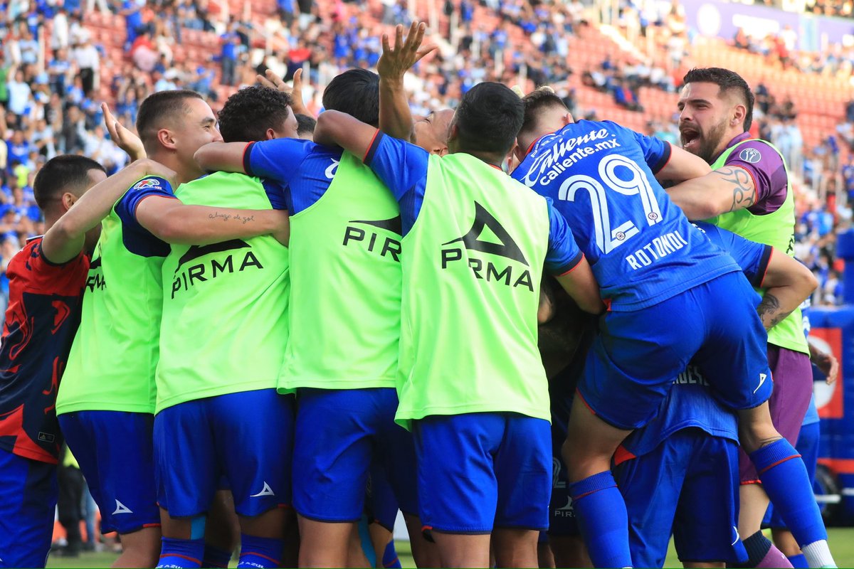 CruzAzul's tweet image. Este tuit se responde con un comentario de apoyo para La Máquina con el #SomosCruzAzul 👀⬇️