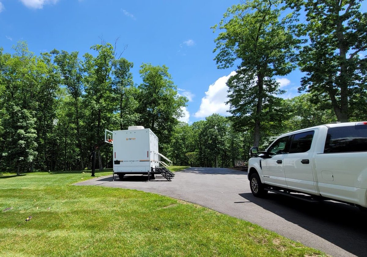viptogo's tweet image. ⛳ Elevate your next golf event with restroom trailers that offer comfort and class to match your green. #GolfEvents #SportingLuxury #EventRestrooms