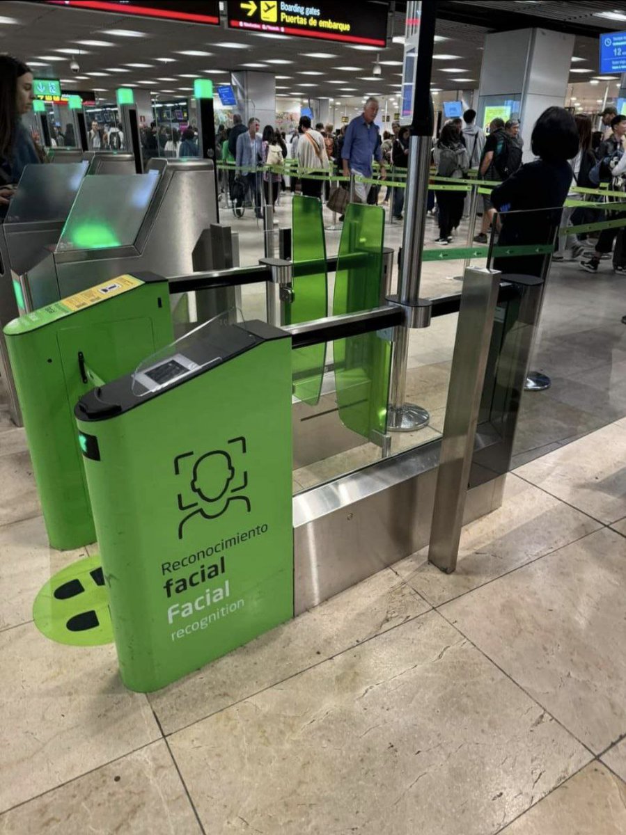 Aeropuerto de Barajas, Madrid

El reconocimiento facial te da acceso a línea rápida (y esto recién comienza)