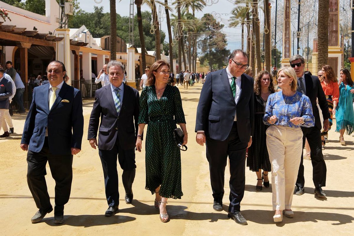 El mes de mayo en #Andalucía no se entiende sin un paseo por la feria de El Caballo de #Jerez. Agradezco a la alcaldesa de la ciudad @MJGarciaPelayo su cariño y hospitalidad en mi visita al recinto ferial, en una jornada de gran ambiente y de encuentro con buenos amigos.