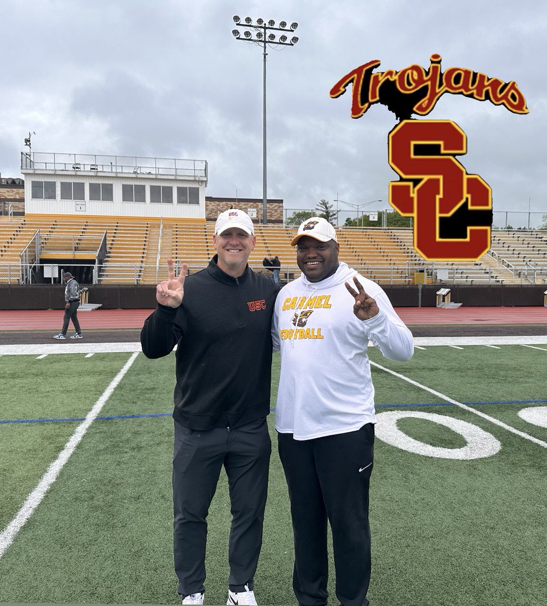 Want to thank my home state school @IlliniFootball & @BarryLunneyJr and @uscfb & @CoachLukeHuard for visiting @CorsairsFB and my throwing session today. Know it was a tad chilly and wet so really appreciate you. I know you coaches are crazy busy right now. @PlayBookAthlete…