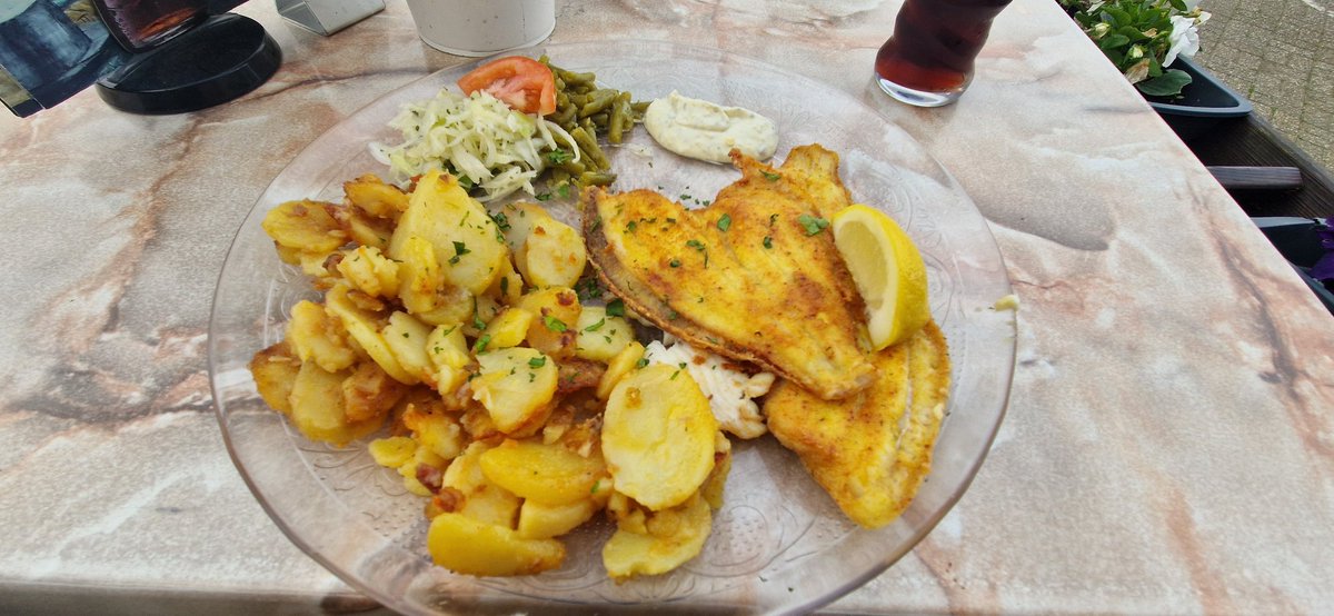 Erst futtern, dann Wattwanderung gen Sonnenuntergang. Leider ma jt hier alles schon zu, so dass wir nirgends noch was trinken können🙄