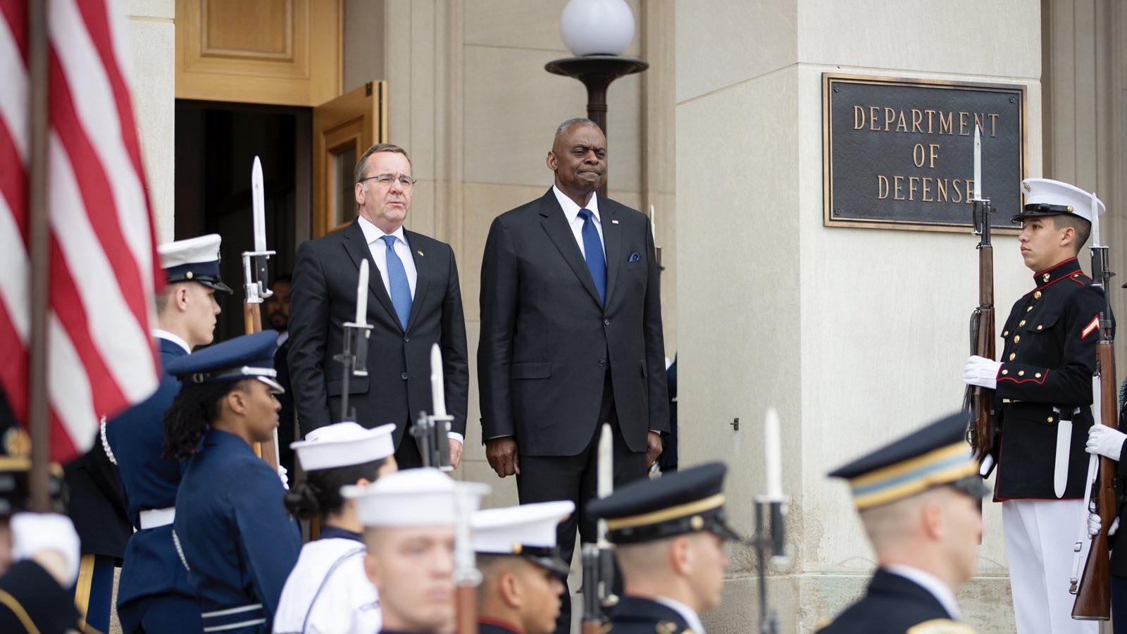 Verteidigungsminister Pistorius und sein amerikanischer Amtskollege Austin stehen neben einander. Im Vordergrund sieht man amerikanische Soldaten.

Credits: Bundeswehr/ Tessensohn