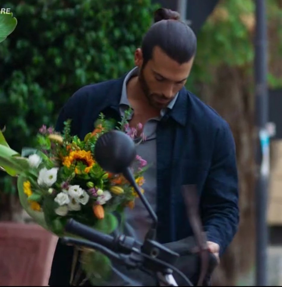 Tweet di apprezzamento per Francesco Demir con un mazzo di fiori aspettando che prima o poi lo porterà a Viola 💜
#ViolaComeIlMare2
