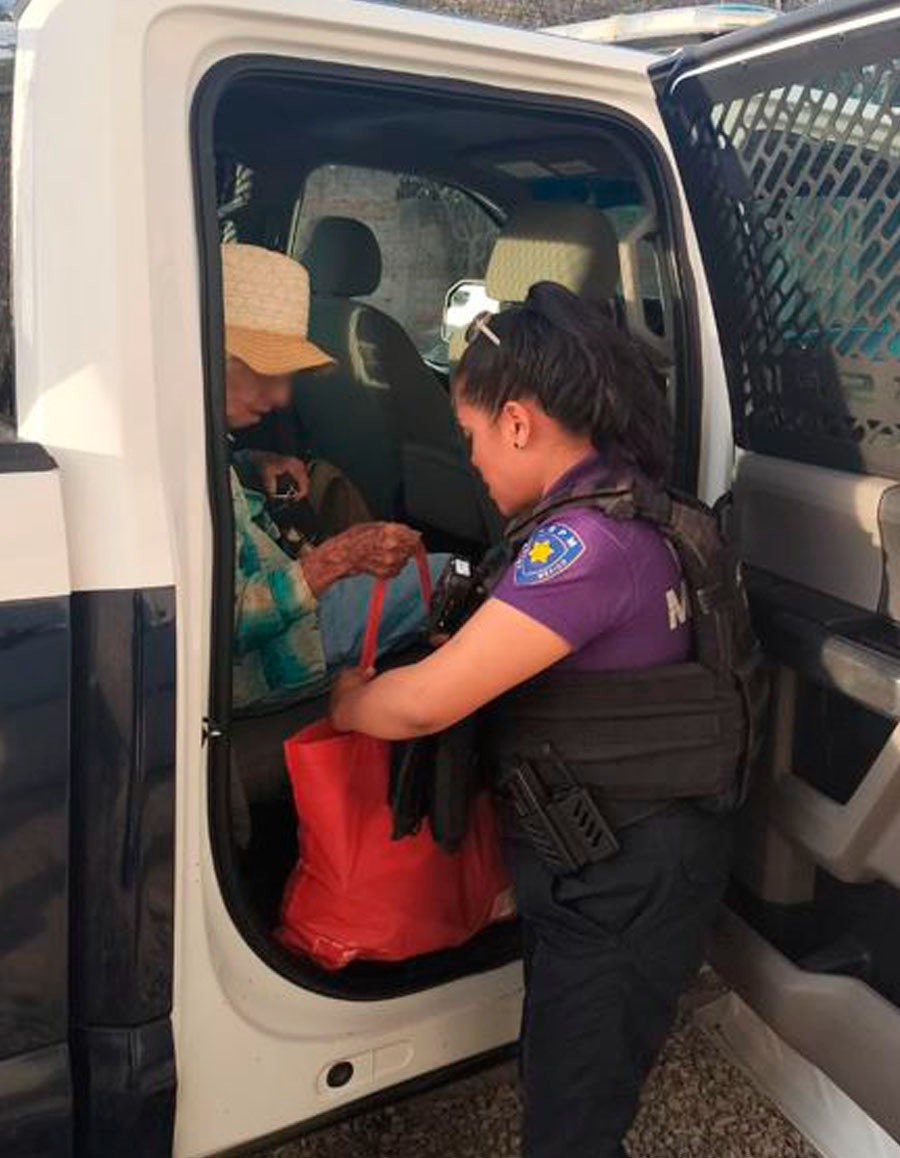 🧓🏻🚔 Policías ayudan a adulta mayor a regresar a casa en Jurica Pueblo. ✔️Apoyaron a la mujer de 90 años, quien había salido a realizar un trámite. Más información➡️ wp.me/p8iMZT-Jz7