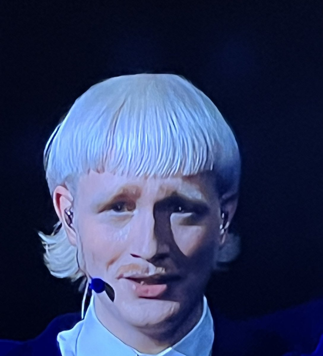 Classic bowl cut spotted tonight on @realclintonb - is the mullet no longer fashionable then?