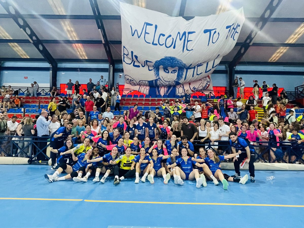 ¡GRACIAS AFICIÓN!🤩💙 Segunda victoria 33-28 ante @fundacion_balonmano_agustinos ¡Mañana último partido de grupo! ¡Qué bonito es soñar con vosotras!🤩