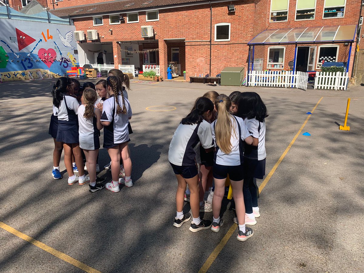 Yr5 & Y6 first cricket fixture of the summer @TheMarist & it wasn’t just the sun that was beaming - check out those smiles! Yr4’s all important team discussion - deciding on the girl of the game for bowling & batting - sportsmanship so important. @Chatsworthschls