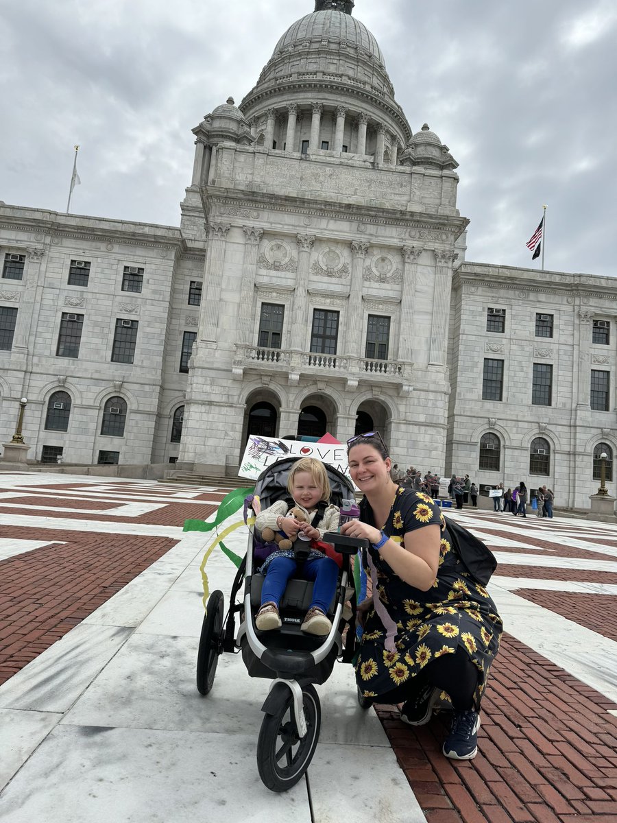 At today’s #RIStrollongThunder @az_weber PhD student @Brown_SPH was @ RI State House with her daughter (one of RI’s littlest advocates) to advocate for equitable policies to support parents, babies & toddlers @ PLEE @RIghtStartRI @RIKidsCount @RIAEYC @ZEROTOTHREE 🎉