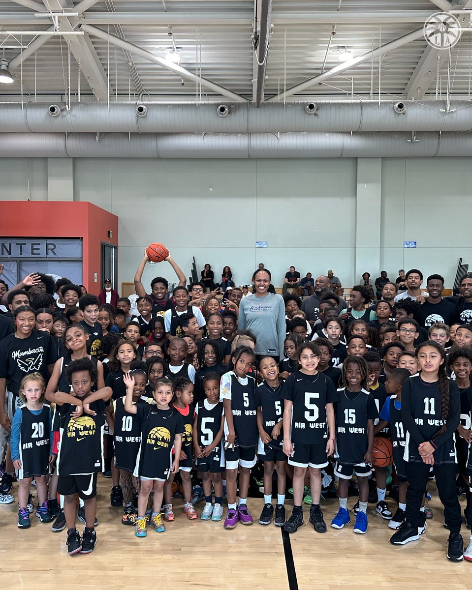 Last night, @stevens_azura spent some time with the @Air_West_LA basketball clinic members.