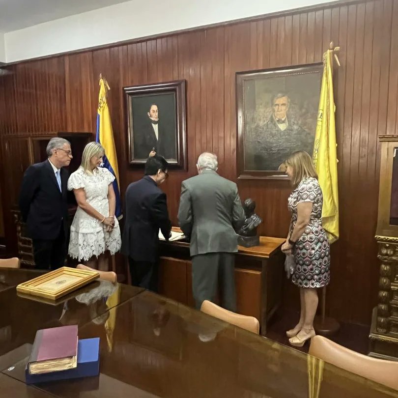 CDCHUCV's tweet image. Hoy 09 de mayo, en presencia de las Autoridades Rectorales y demás autoridades de la Universidad Central de Venezuela UCV, se realizó el Acto de Apertura de los Estatutos de la UCV de 1827.

#OrgulloUcevista #UCV #UCVActiva #AlmaMater #HistoriaDeLaUCV #CDCHUCV24