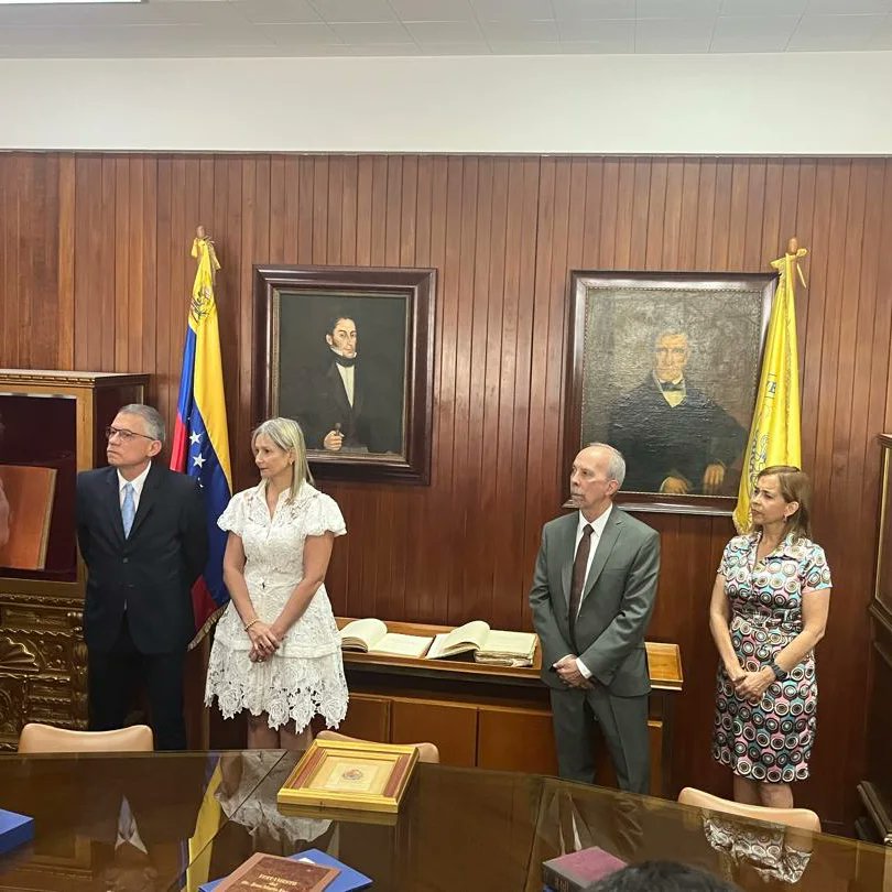 CDCHUCV's tweet image. Hoy 09 de mayo, en presencia de las Autoridades Rectorales y demás autoridades de la Universidad Central de Venezuela UCV, se realizó el Acto de Apertura de los Estatutos de la UCV de 1827.

#OrgulloUcevista #UCV #UCVActiva #AlmaMater #HistoriaDeLaUCV #CDCHUCV24