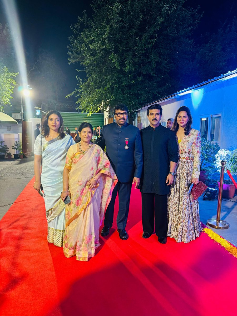 Megastar @KChiruTweets and his family attended the dinner hosted by the Union Home Minister for Padma Vibhushan recipients. #PadmaVibhushanChiranjeevi #Chiranjeevi #RamCharan #Surekha #UpasanaKonidela #MegaStarChiranjeevi