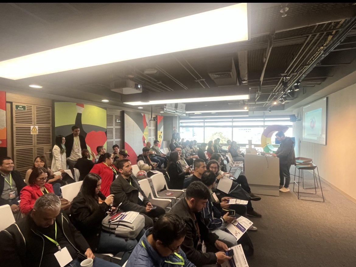 AndresCarboA's tweet image. Estuvimos acompañando  a  una empresa @servinformacion @GoogleColombia del #ClusterSoftware liderado por el @CamaraComercioBogota de una solución logística con Inteligencia Artificial Generativa para solucionar retos que tienen las pymes