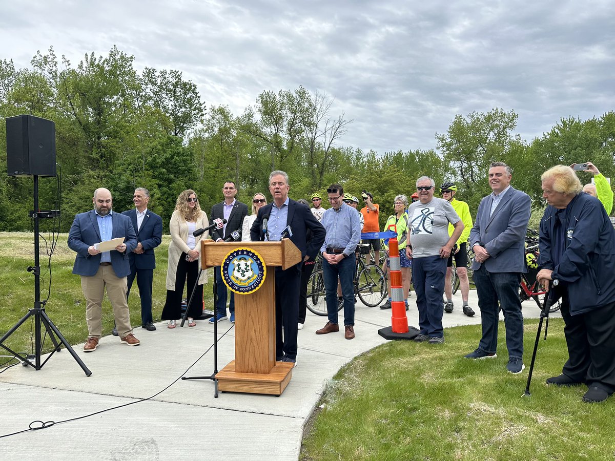 The Putnam Bridge Trail Connection is officially open! This trail links Wethersfield and Glastonbury across the Connecticut River, providing a new way to get to shops and restaurants or enjoy a scenic recreational opportunity. It’s a perfect trail for a bike ride or hike! 🚲🥾