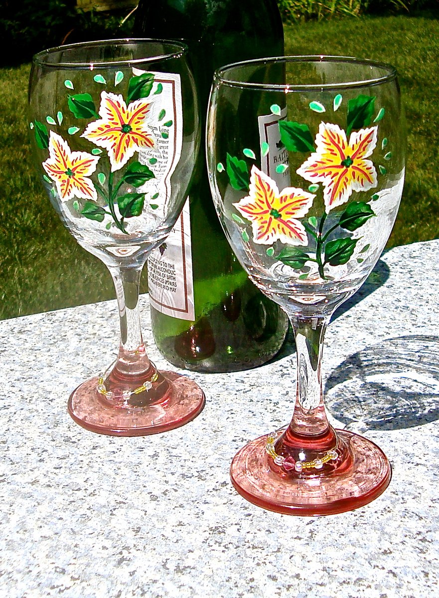 etsy.com/listing/242646… #wineglasses #handpaintedglasses #uniquegifts #SMILEtt23 #CraftBizParty #etsygifts #EtsySeller