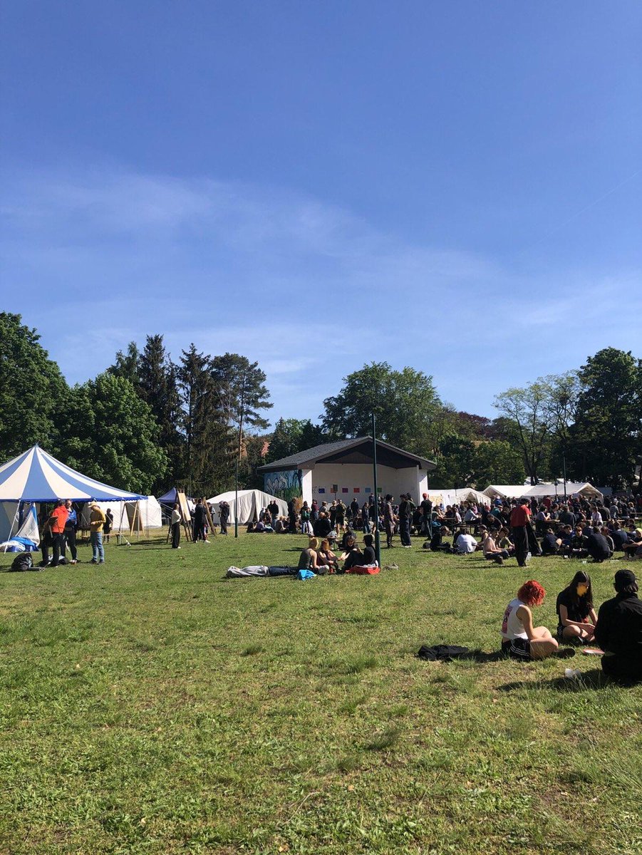 Die Stimmung auf dem Camp in #Grünheide ist ausgelassen und gut. Heute schien die Sonne und die Wasserwiderstandsbewegung ist schon zu Hunderten vor Ort. Sie bereitet sich auf ein Wochenende mit vielfältigen Protesten vor.
#TeslaStoppen #StopTesla 
@disrupt__now @tdha_stop_tesla