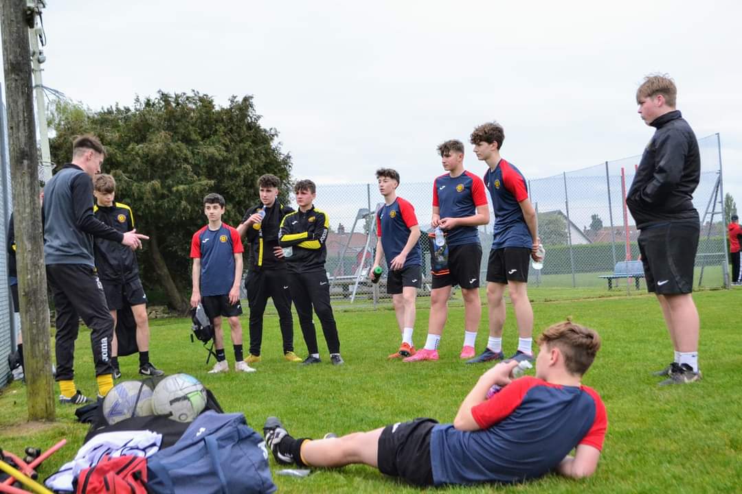 hellesdonfcdons's tweet image. The end of the final ever training session 😢 💛⚽️⚽️💛  @Chris89537563 @juliealpeach @carlyjarvis @winging1t @AmyHants7 @matty_hants