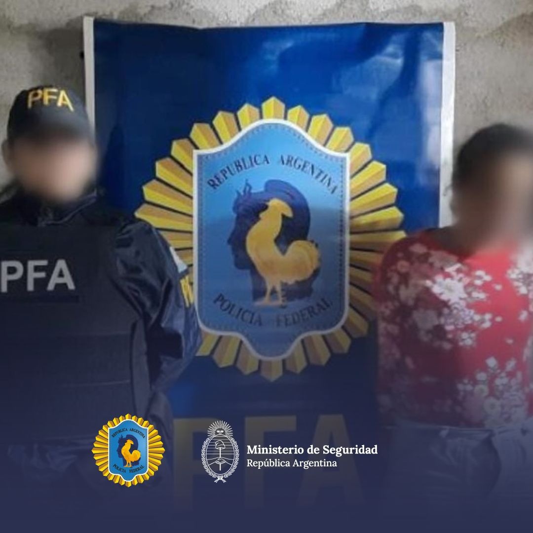 #Córdoba │ Desbaratamos una organización narcocriminal que operaba en un barrio de la capital provincial. Tras una ardua investigación allanamos varios domicilios secuestrando cocaína lista para la venta, dinero, celulares y documentación. Hay 4 detenidos. #SomosSeguridad #PFA🇦🇷