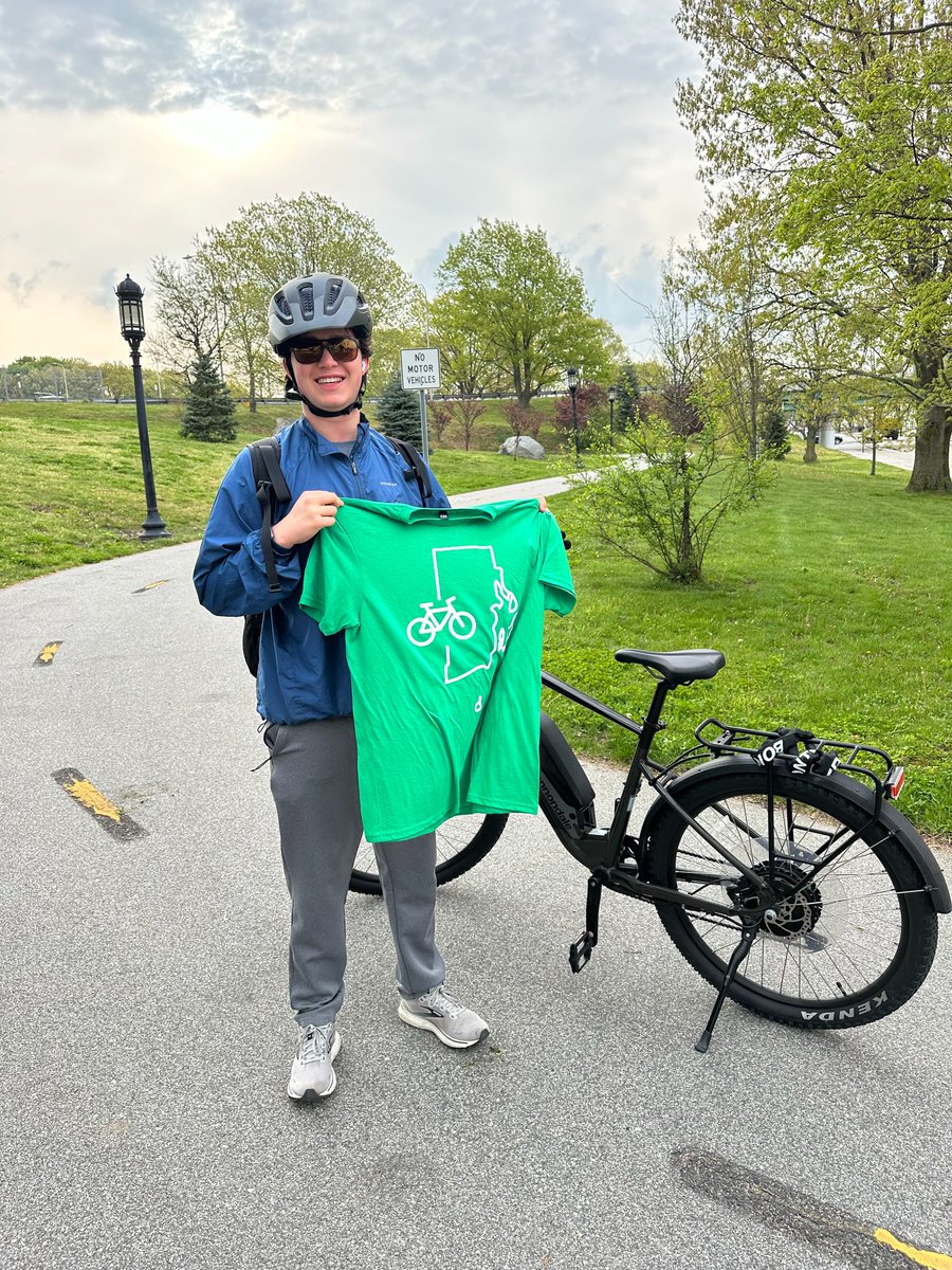 How do you reduce congestion on the #WashingtonBridge? You curb yah cah! Yesterday we were inspired by all sorts of #EastProvidence residents who choose to bike the bridge including a @RISD professor and a @WheelerSchool student. #BikeToWork