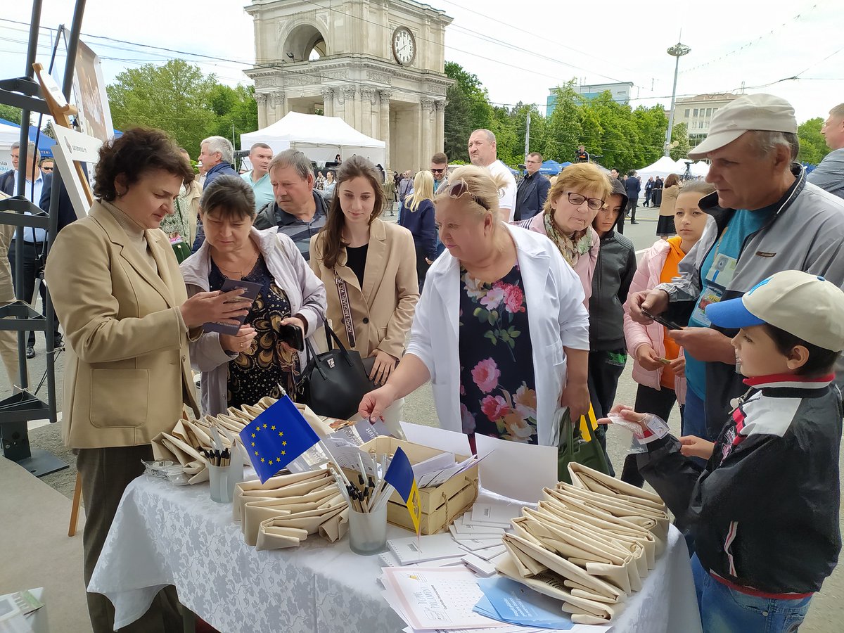 The Parliament of the Republic of Moldova celebrated Europe Day. 🔎 Details: shorturl.at/cpyMZ 📷shorturl.at/jlpCM Thank you Europe for all your support! @EUinMoldova @JanisMazeiks