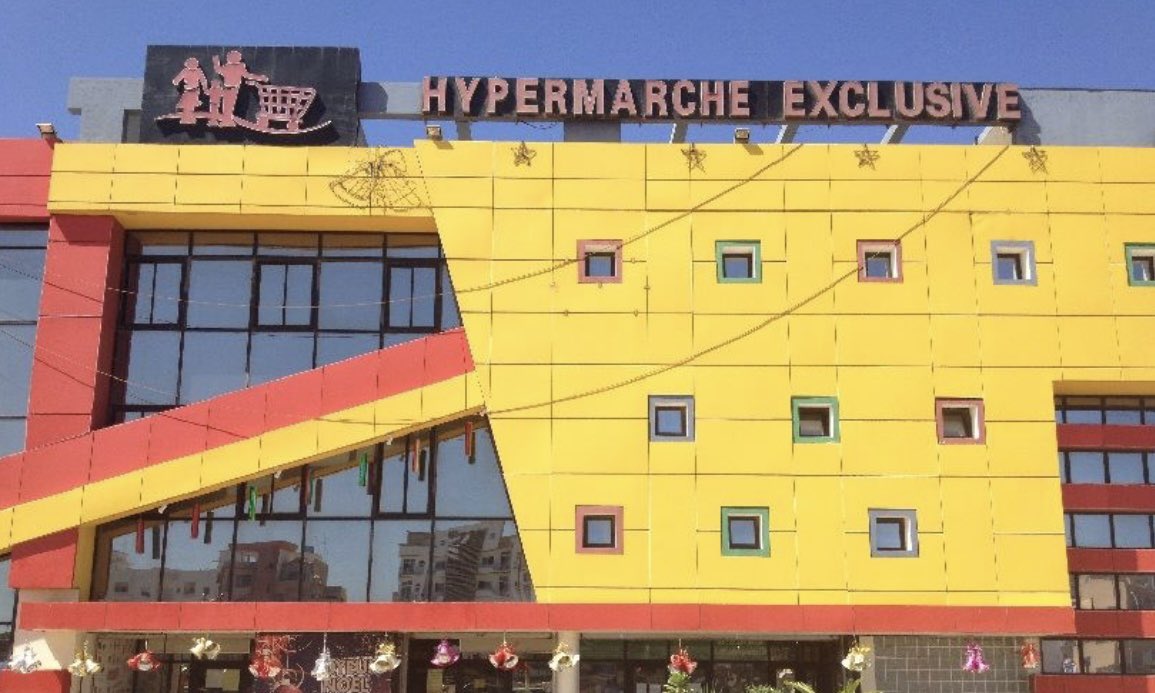 FatouCiss99's tweet photo. Apparemment c’est la « période des crises »
À l’hypermarché exclusive des travailleurs à travers les #médias dénoncent des #licenciements abusifs et l’#exploitation 
#justice 
#crise https://t.co/OgCiIjdHYM