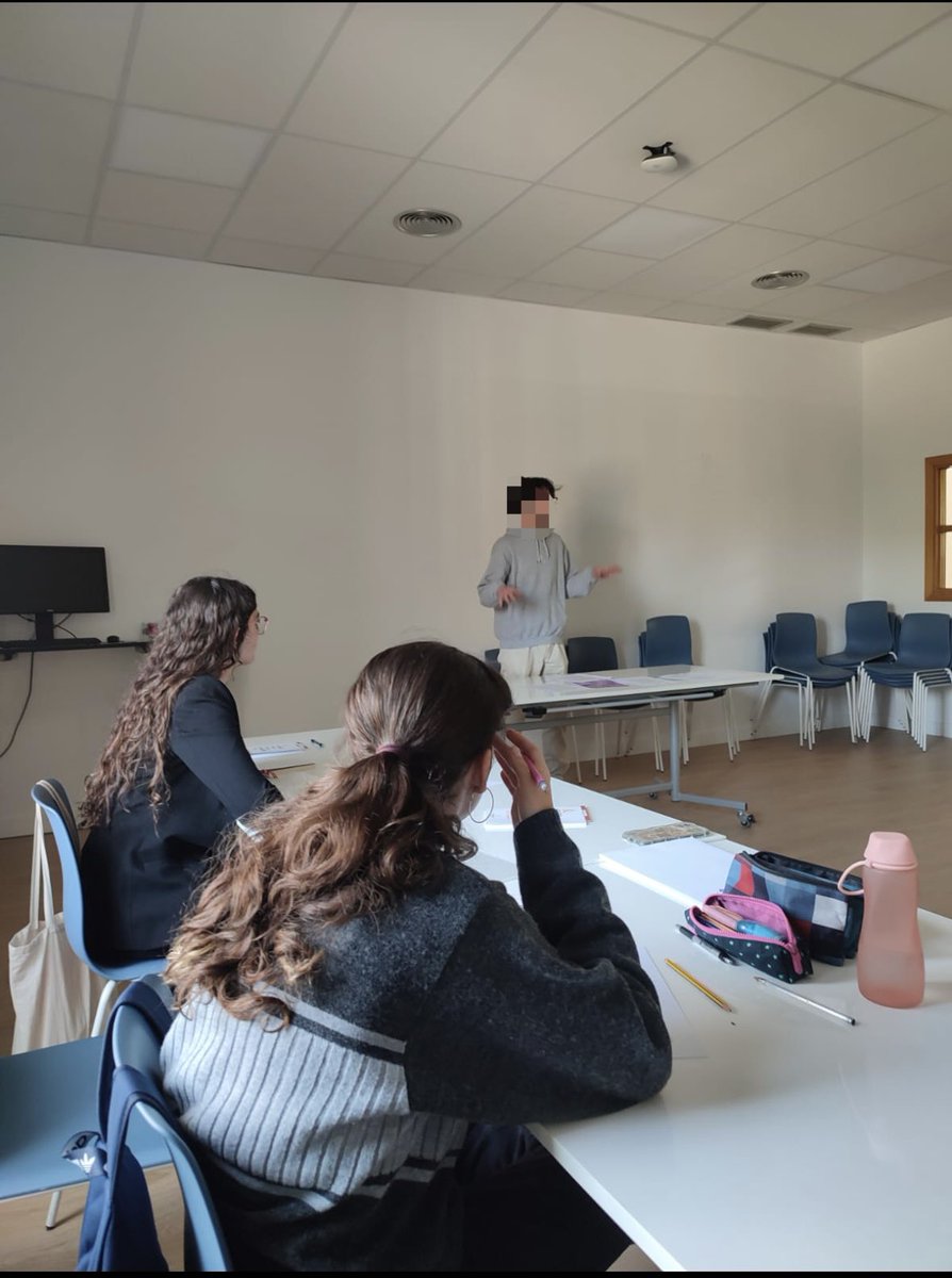 IES_CarmenConde's tweet photo. Ayer nuestr@s
alumn@s de 4ESO
acudieron al Torneo de Debate organizado por
@DebateTrivium y la
@uneduni . Y aunque no pasamos a cuartos, lo hicieron fenomenal.¡Para nosotros son inspiración! https://t.co/F5NQM94fqx