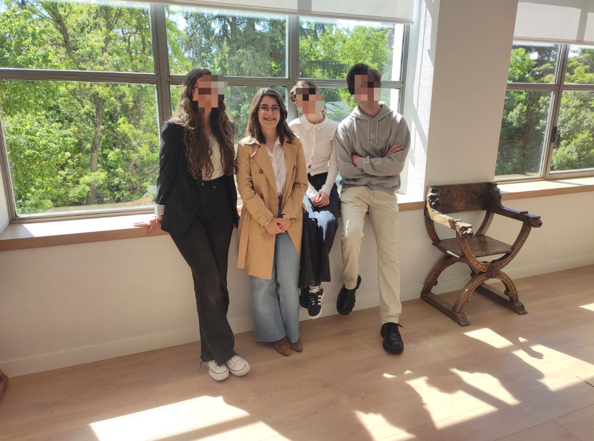 IES_CarmenConde's tweet photo. Ayer nuestr@s
alumn@s de 4ESO
acudieron al Torneo de Debate organizado por
@DebateTrivium y la
@uneduni . Y aunque no pasamos a cuartos, lo hicieron fenomenal.¡Para nosotros son inspiración! https://t.co/F5NQM94fqx