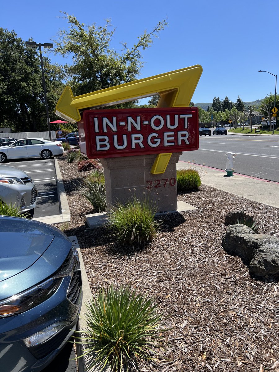 Maiden voyage to In-N-Out, ⁦@Coach_Sutt⁩ said it’s a must when in California, about to see if the hype is real! #WhenInRome