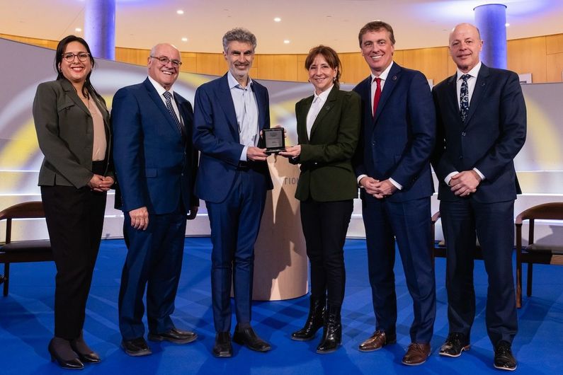 👏🏼 Félicitations! Yoshua Bengio, professeur au Département d’informatique et de recherche opérationnelle de l’UdeM et fondateur de Mila, a reçu la Médaille d’honneur de l’Assemblée nationale du Québec le 30 avril dernier. En savoir plus ➡️ lnkd.in/eMvrxP9A @UMontreal