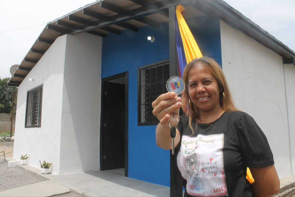 #9May Entregamos nuevos hogares en Lara para seguir cumpliendo el sueño del Comandante Chávez; la familia Álvarez recibió las llaves de su casa en Agua Viva, municipio Palavecino. Aquí está la realidad de una familia que confió en la Revolución.