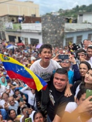 VENEZUELA. Este es el llanto de un Niño que le pide a MARÍA CORINA le ayude a regresar a su mamá al país. Todos nuestros niños merecen un país digno y por ellos lo vamos a lograr!