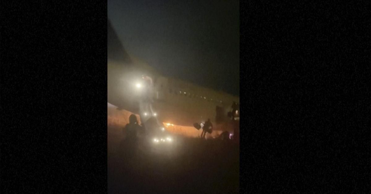 Boeing 737 catches fire and skids off the runway at a Senegal airport. Ten are injured, including the pilot. buff.ly/3WycQcE