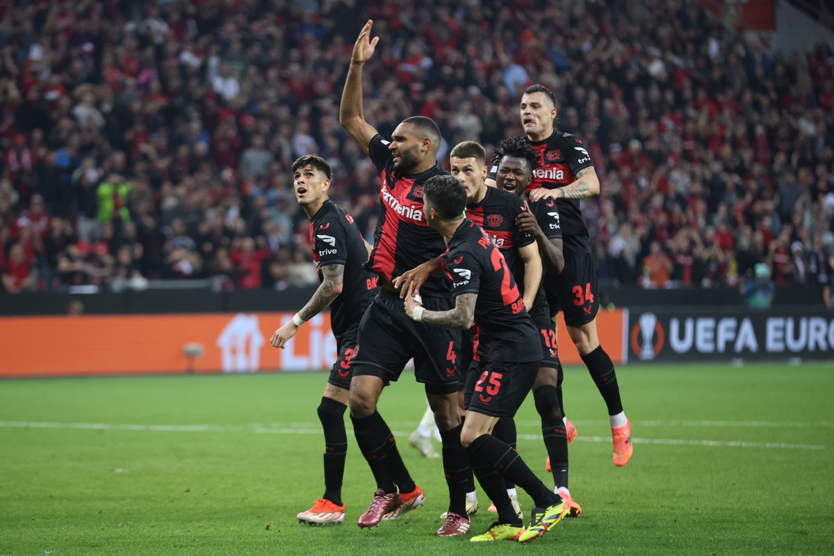 😱Bu takım yenilmek ne demek bilmiyor ! Bayer Leverkusen, 80. dakikasına 2-0 geride girdiği maçta Roma karşısında 90+7'de bulduğu golle sahadan 2-2'lik beraberlikle ayrıldı ve adını Avrupa Ligi finaline yazdırdı 🔥🏆