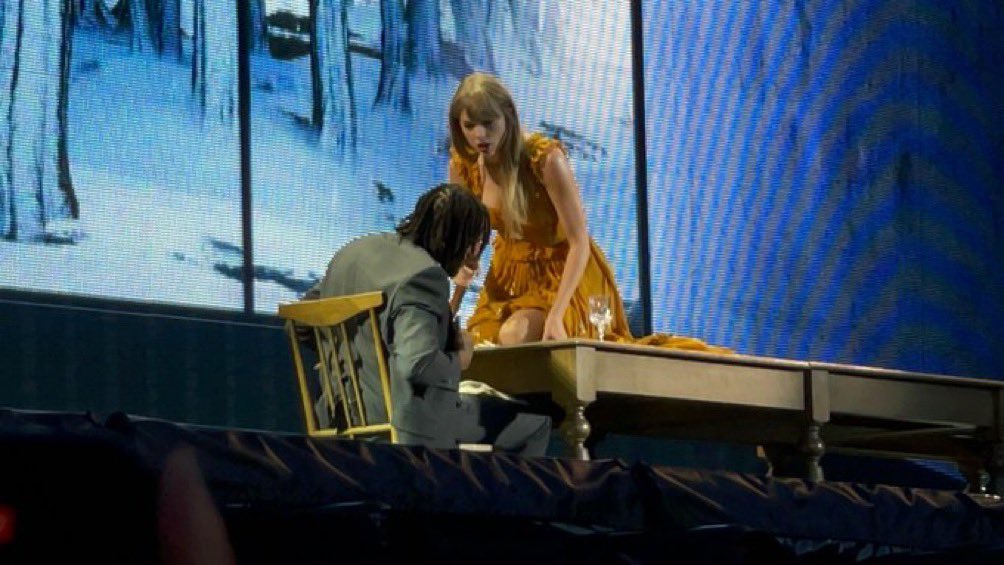 SwiftNYC's tweet image. RIP “tolerate it” set, welcome “fortnight”  set 🤍🥹 #ParisTStheErasTour #TSTheErasTour