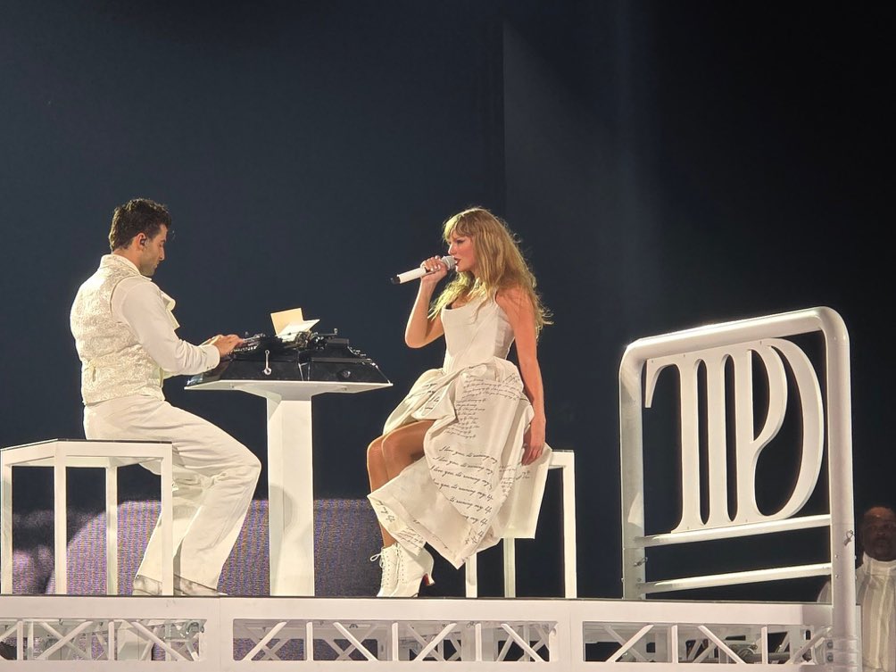 SwiftNYC's tweet image. RIP “tolerate it” set, welcome “fortnight”  set 🤍🥹 #ParisTStheErasTour #TSTheErasTour