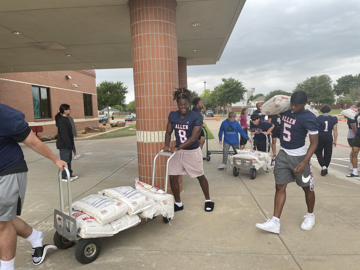 📍 THIS IS ALLEN‼️ Thank you Chandler Elementary for allowing us to help support @KAH_HQ We love getting the opportunity to serve our community! #BTB | #RecruitTheA | #ServantLeadership