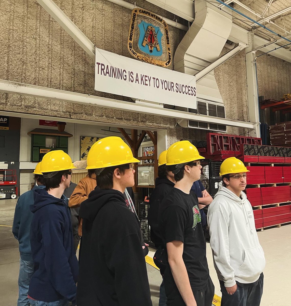 VJAWoods's tweet photo. Students from our Woods program were able to visit the Mid-America Carpenter’s Training Center today in Elk Grove. It was a great experience and we got to see their facility in action as carpenters were training in different disciplines within the trade! https://t.co/nUhiAWBIqf