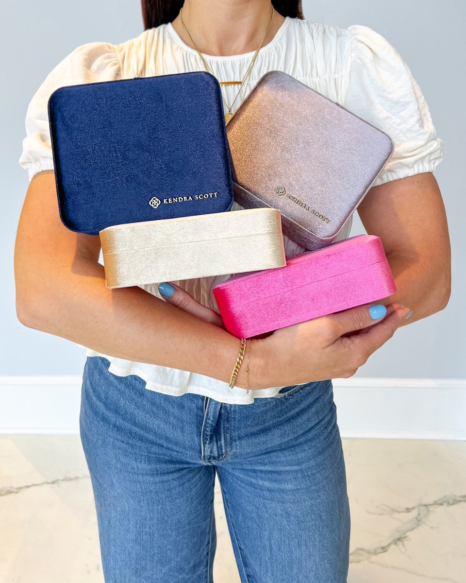 Jewelry storage that doubles as the cutest decor? You're welcome in advance. 💖✨ Velvet gift boxes make the perfect jewelry storage for Mom, talk about a gift that keeps on giving. Score this gifting must-have for FREE with any purchase of $100+ now: bit.ly/3B3eirq