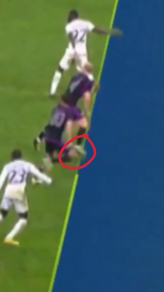 TheBrayns's tweet photo. @Tunnykvng @FabrizioRomano Here's your replay. The thin black line in the red circle is Mazrouis knee crossing. https://t.co/vX3cimtUKp
