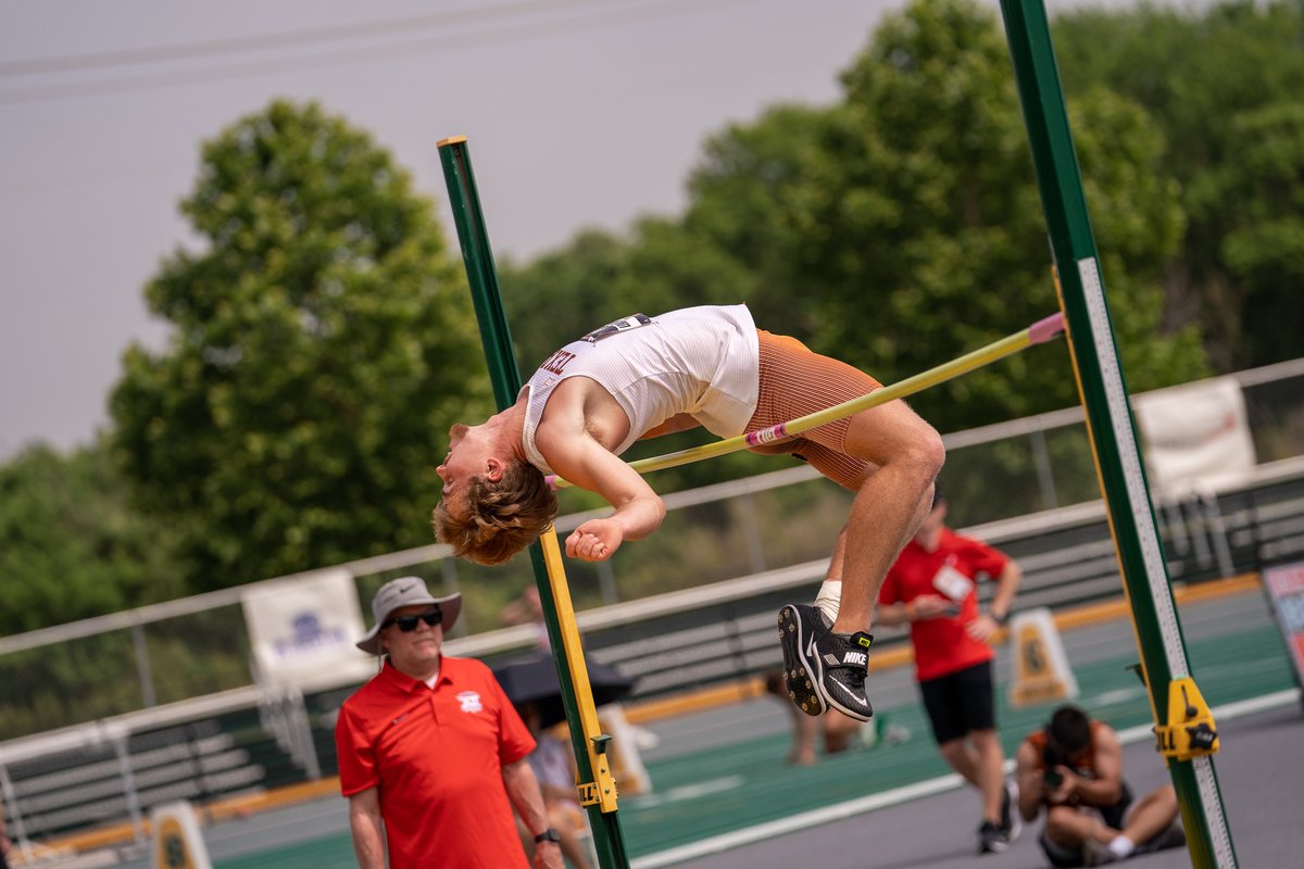 Decathlon High Jump 🤘 Brock Lewis clears 1.80m (5-10.75) and adds 627 points. Heading into the final event of the day (400m), Brock is ninth with 2781 pts. 🤘 #FloKnows x #HookEm