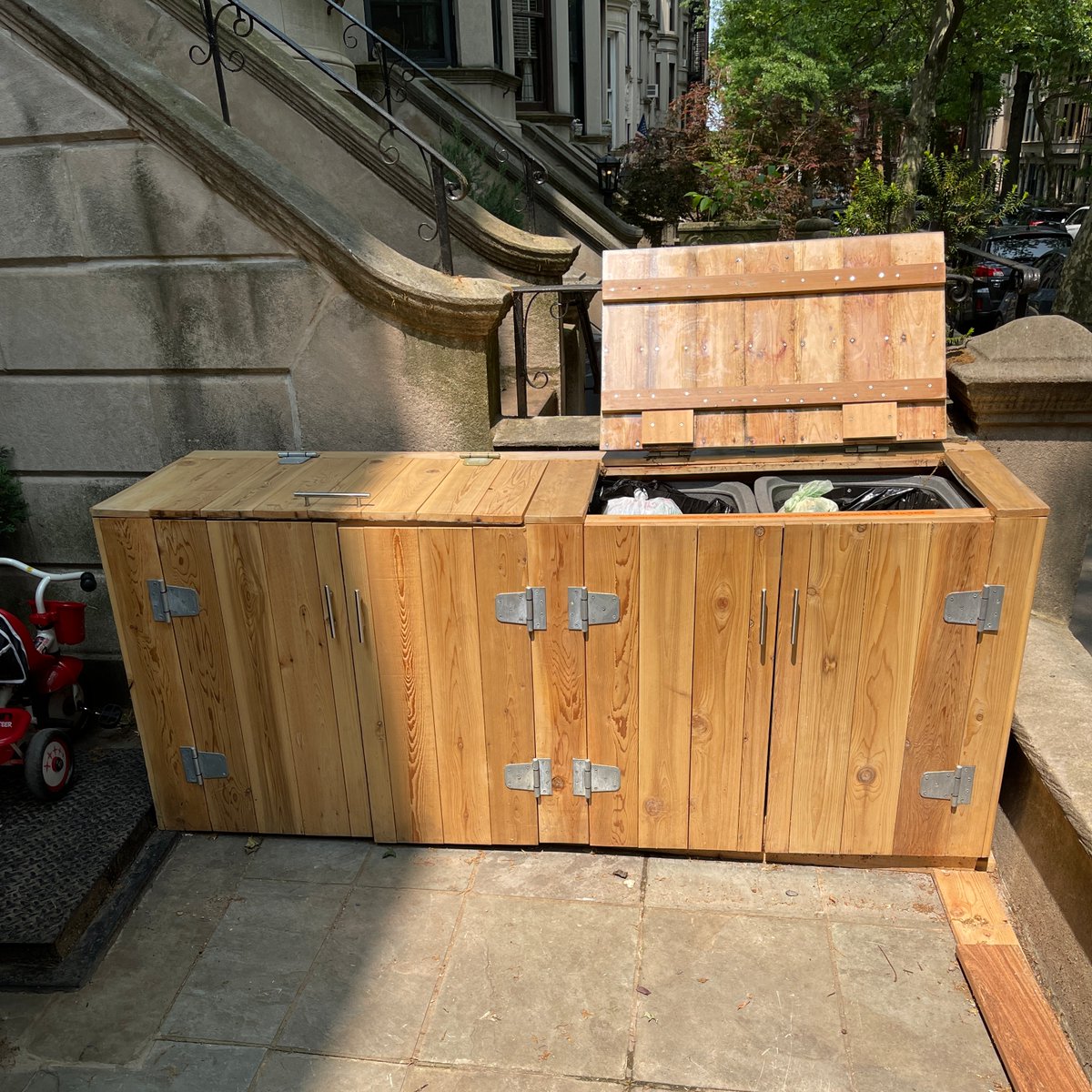 #TransformationThursday! ✨
A broken wooden enclosure replaced by a modern, durable 3-Module CITIBIN in Small size.
Send us a DM to get your trash transformation started📥
#citibin #transformationthursday #trashneverlookedsostylish #ratshatecitibin #smallbusiness #nyc