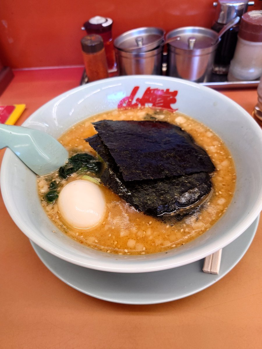 朝ごはん。山岡家厚木店。特製味噌󠄀ラーメン　背脂変更　クーポンで味玉。24時間営業なのは助かる。