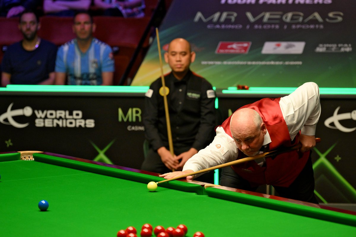 WHAT A CLEARANCE 👏 Darren Morgan fires in an incredible 68 clearance to keep his hopes alive from the verge of defeat! He trails Dechawat Poomjaeng 2-1 in a race to three. Watch LIVE on @5ACTION_tv #SeniorsSnooker | @Channel5Sport | @MrVegas_Casino