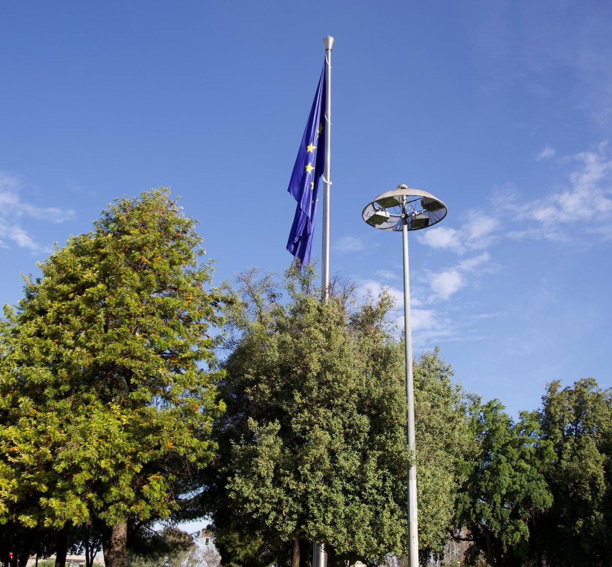 La bandera de Europa 🇪🇺 ha ondeado hoy en la Glorieta Olímpica y en la Avda. de Andalucía. También se ha iluminado de azul 🔵 la Muralla de la Macarena para conmemorar el Día de Europa en unión con otros monumentos de todo el mundo. Europa, como punto de unión y de partida.