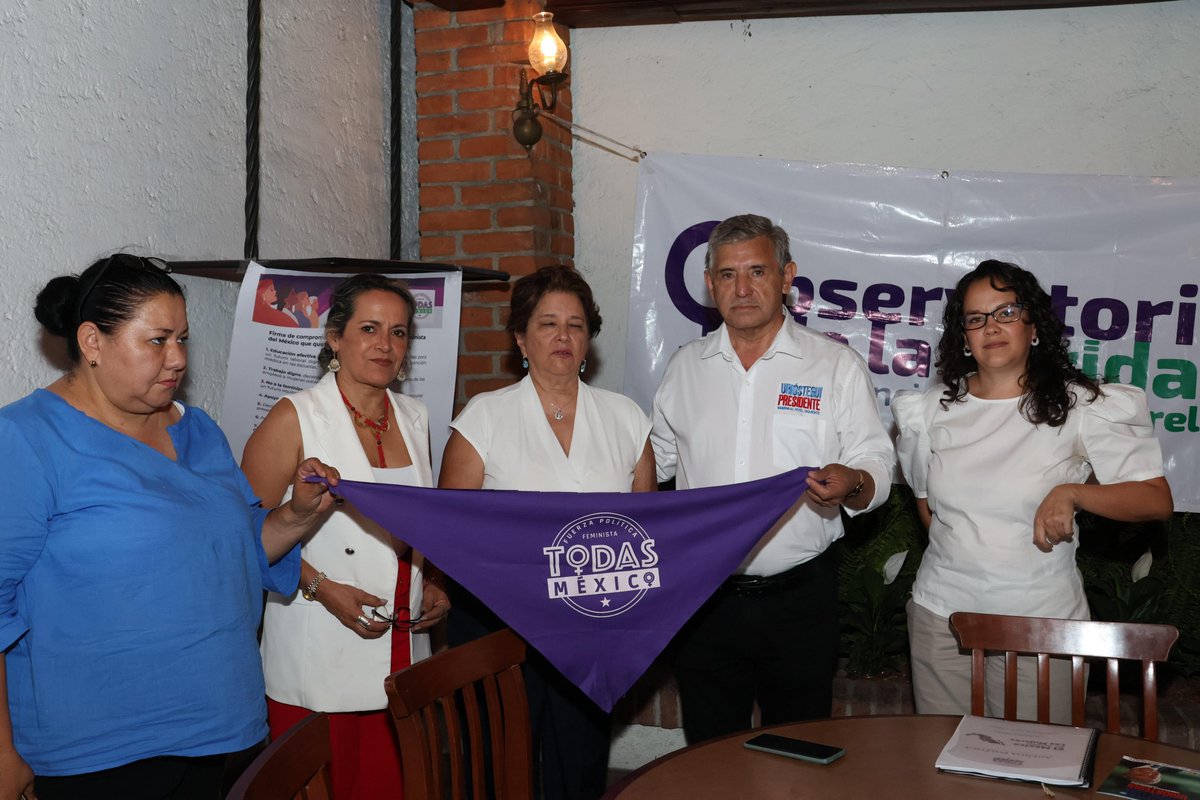 ParidadMorelos's tweet image. Hoy al medio día, entregamos al candidato a Presidente Municipal de Cuernavaca, #JoseLuisUriostegui la Agenda &quot;El México que queremos las mujeres&quot; y firmó los compromisos contenidos en ella.