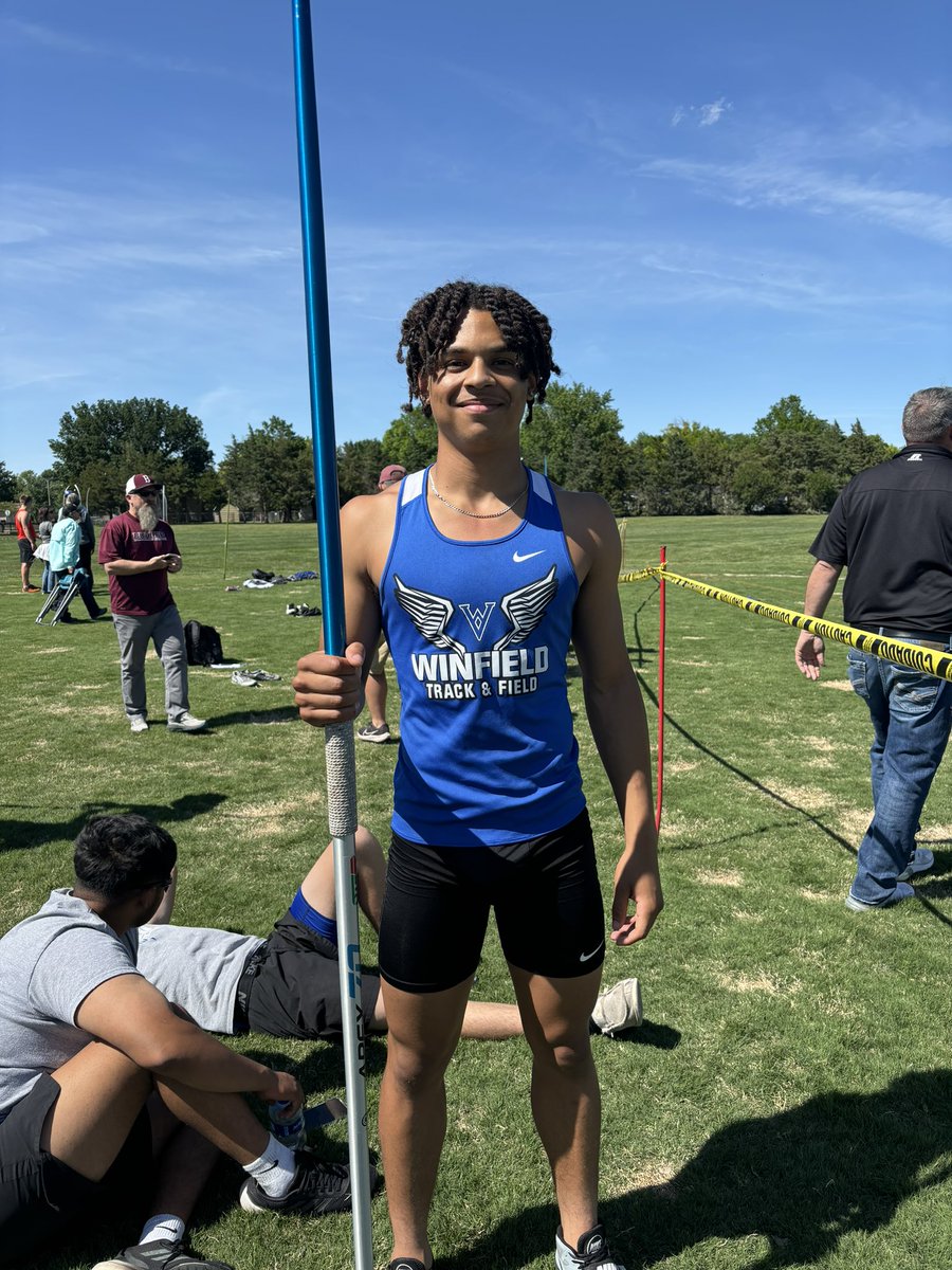 Kellen Gibson (sophomore)  wins the AVCTL Division 3 League in the Javelin. Ranked 2nd going into regionals next week! @sportsinkansas @KellenGibson07